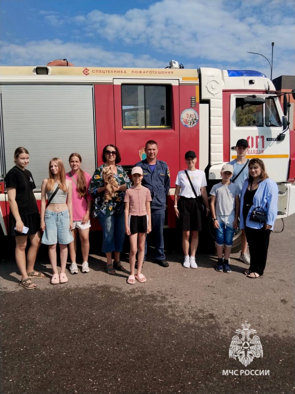 ‍ Знакомство с огнеборцами – лучший способ запомнить правила пожарной безопасности   Пожарные отдельного поста 11 пожарно-спасательной части провели экскурсию для воспитанников детского летнего  лагеря при Молодежном центре «Юность» города Валдай. Гостям напомнили о правилах безопасного поведения во время летних каникул.   Ребята с интересом наблюдали за работой пожарных: как проходит сбор, выезд и прибытие к месту вызова. Увидели работу пожарных стволов, гидравлического аварийно-спасательного инструмента и дыхательного аппарата.  А также примерили боевую одежду пожарных и спасательные устройства.   Также детям напомнили алгоритм действий в случае возникновения пожара и номера телефонов экстренных служб.
