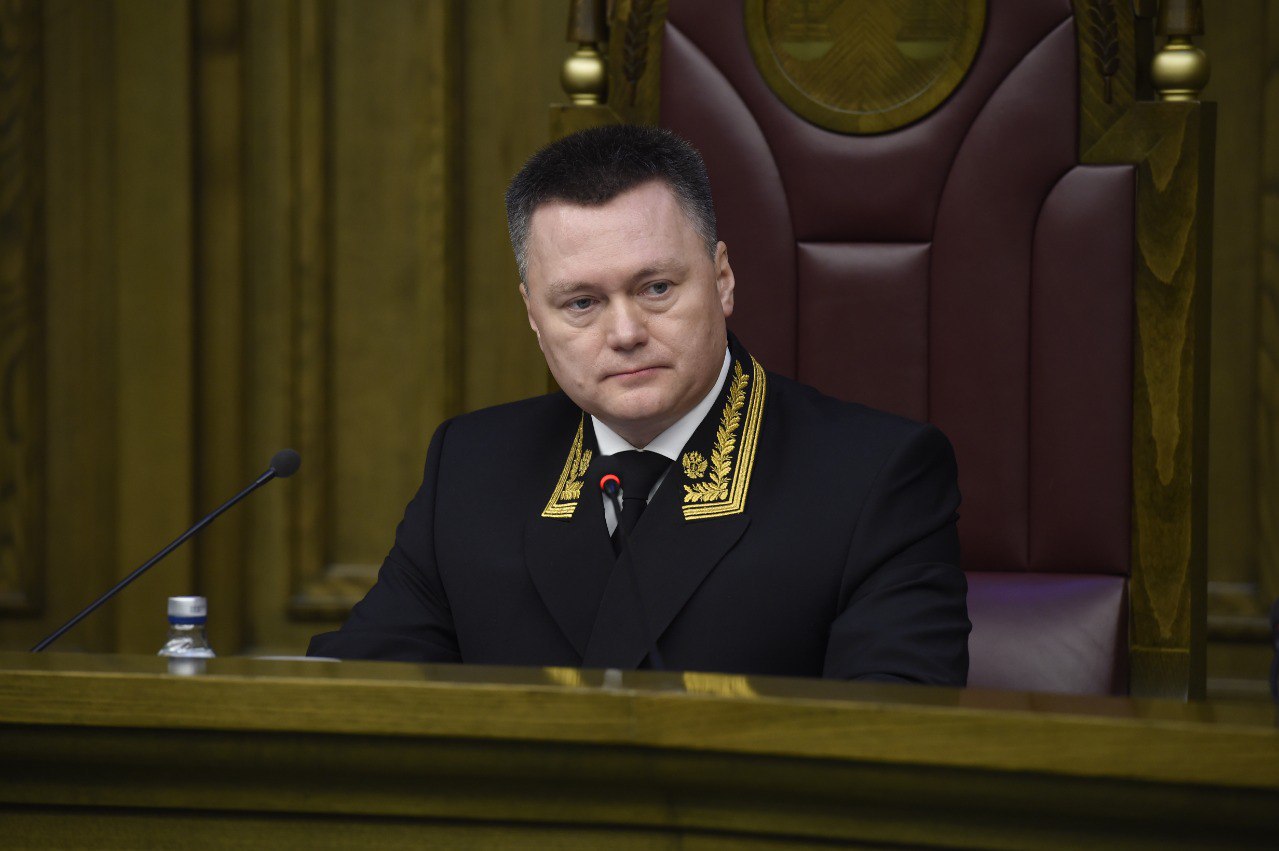 От первого Пленума Верховного Суда РФ под председательством Игоря Краснова повеяло оттепелью Отныне критика действий политиков общественных или религиозных деятелей не должна рассматриваться как разжигание ненависти А это рассмотрение в последние годы российские суды делали как раз с удовольствием Теперь на заседании Пленума суда судьям разъяснили что осуждение или критика политических организаций идеологических и религиозных объединений а также политиков и общественных деятелей не может считаться возбуждением вражды Экстремистскими должны считаться только высказывания в пользу геноцида массовых репрессий депортаций различных групп людей Логично Также демонстрация нацистской символики не обязательно теперь влечет за собой состав правонарушения особенно если она связана с борьбой с экстремизмом а не его рекламой Сейчас порой достаточно было разместить в соцсетях историческую фотографию с чем нибудь нацистским чтобы попасть под суд Также непризнание вины или отсутствие раскаяния нельзя теперь считать отягчающим обстоятельством Оказывается подсудимый может быть убежденным в своей правоте совершенно искренне Не правда ли Да не только Дело Долиной озаботило новое руководство Верховного суда Создается впечатление что Краснов серьезно взялся за ускоренный вывод судейского сословия с того дна на которое оно в последние годы опустилось