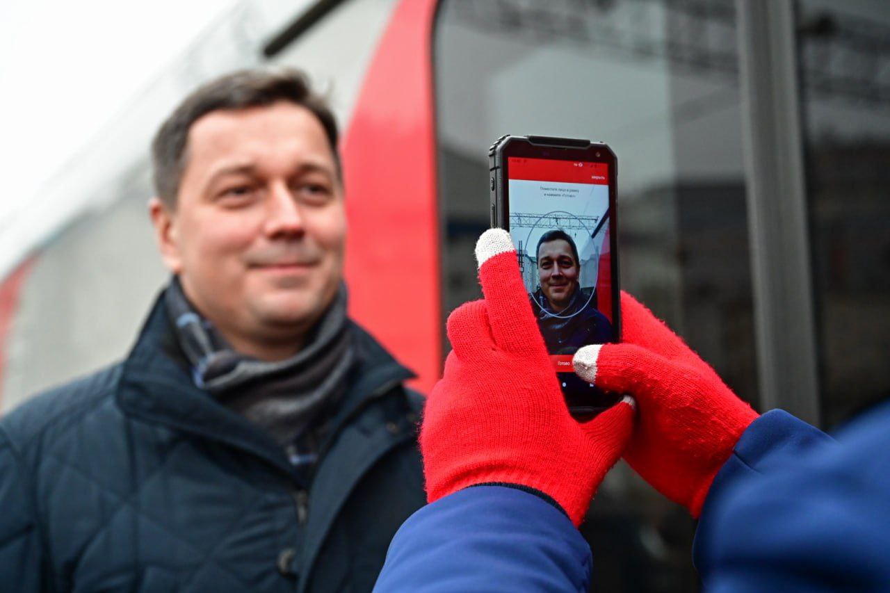 В России начали тестировать сервис посадки в поезд по биометрии который заработает в I квартале 2026 года Испытания идут на трёх маршрутах из Москвы в Нижний Новгород Иваново и Кострому сообщили в аппарате вице премьера Дмитрия Григоренко В тестировании принимает участие ограниченная группа пассажиров Ожидается что сервис станет доступен пользователям в первом квартале 2026 года добавили в пресс службе Там подчеркнули что нововведение позволяет подтвердить личность пассажира без предъявления документов Это реализовано Центром биометрических технологий и РЖД на базе Единой биометрической системы Для того чтобы воспользоваться сервисом понадобится подтверждённая биометрия Идентификация проводится при посадке в вагон на портативном устройстве проводника Биометрия добровольна Во всех пользовательских сценариях технология выступает в качестве дополнительного самого простого и комфортного способа получения услуг На сегодняшний день законодательство строго запрещает любую дискриминацию включая ограничение доступа к услугам для тех кто решил не регистрировать биометрию Ее регистрация также возможна только с согласия гражданина напомнили там Подписаться на PRO transport