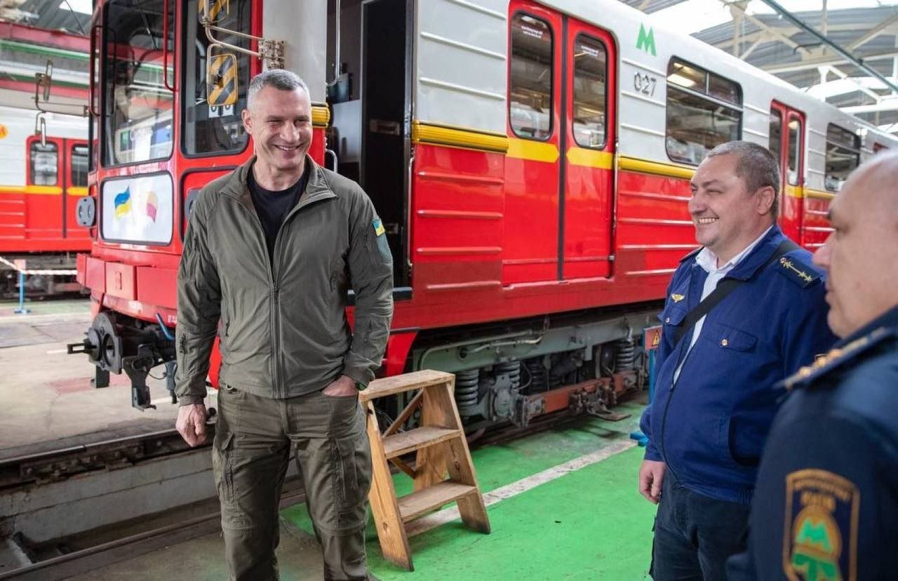 За доставку подаренных Варшавой вагонов метро Киев переплатил в 6 раз  Киевский метрополитен переплатил около 160 млн грн за доставку подаренных Варшавой вагонов метро. Как установили Госаудиторская служба Украины, стоимость перевозки одного вагона должна была составить примерно 0,5 млн грн, но за каждый вагон было заплачено 3,15 млн грн. В результате на поставку 60 вагонов было потрачено 189,34 млн грн, хотя могла бы стоить всего 30 млн.  Теперь выяснилось, что компания, выигравшая тендер, не имела опыта оказания подобных услуг. Аудиторы не смогли проверить предприятие, поскольку у них не было разрешения на посещение объекта, а сейчас дело передано в полицию.