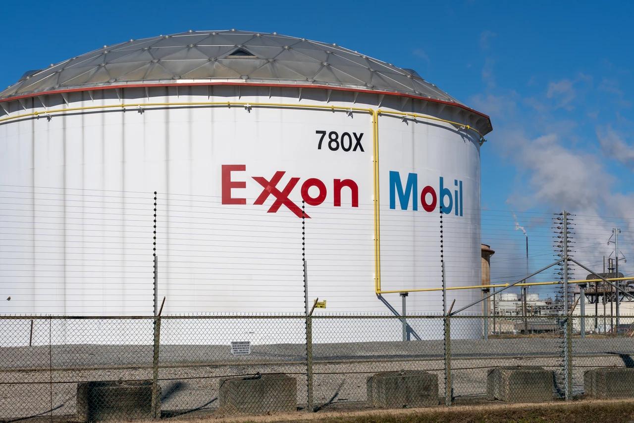 ExxonMobil XOM ожидает что Европейский Союз подпишет многолетние контракты на газ США в рамках обязательства приобрести американскую энергию на сумму 750 миллиардов к 2028 году что является шагом по укреплению трансатлантических энергетических связей сообщает Financial Times