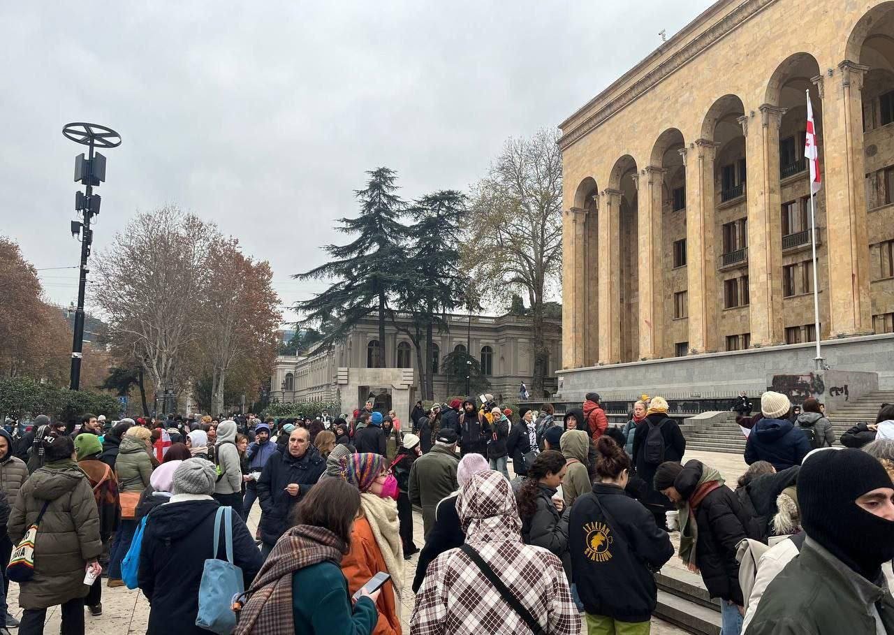 В Тбилиси протестующие снова собираются у парламента, где устанавливают новогоднюю елку. Марш в поддержку задержанных протестующих намечен на 17:00, сообщают местные тг-каналы.  НАШИ РЕСУРСЫ:   Telegram   Tik-tok   YouTube   RUTUBE