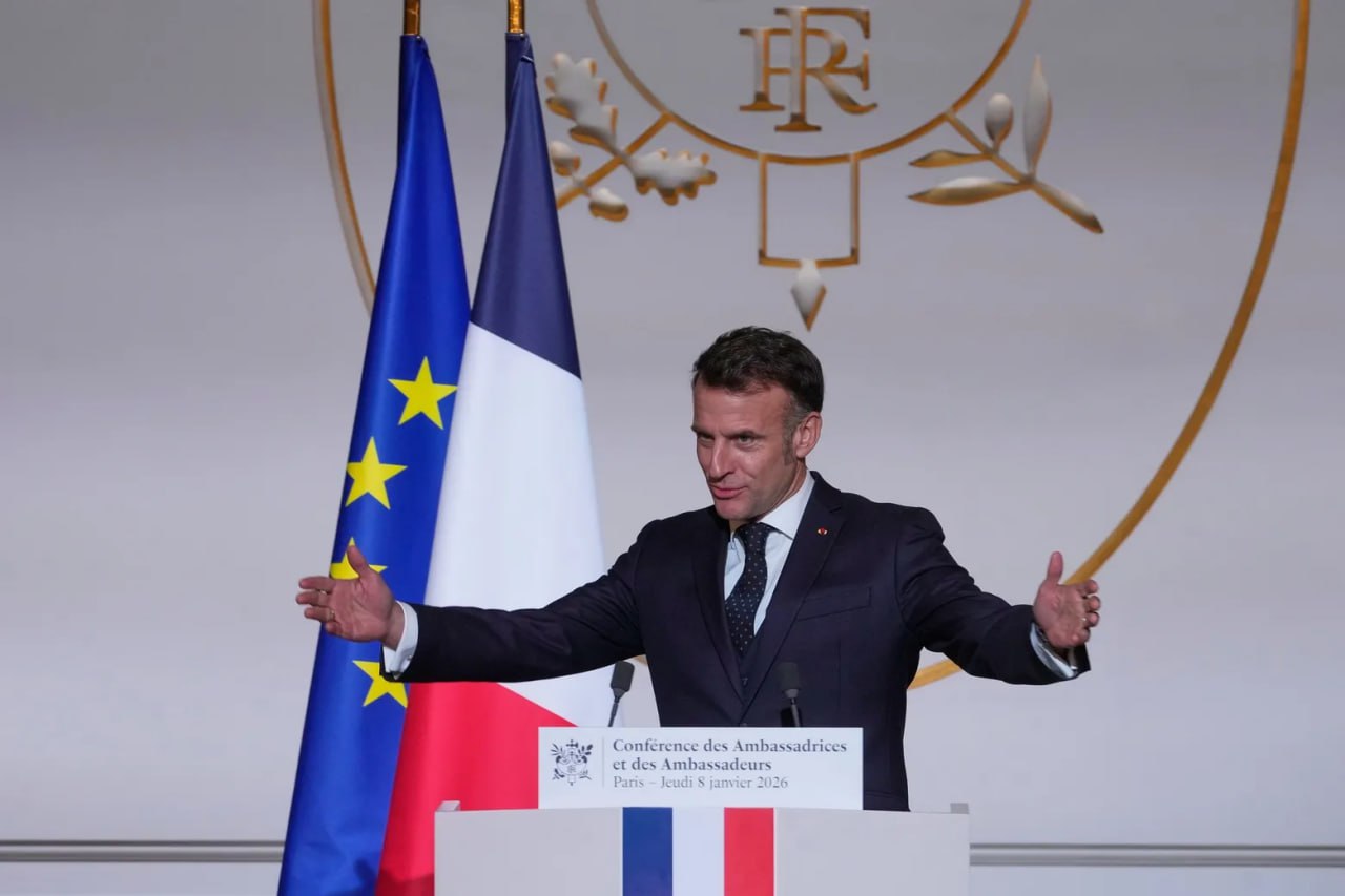 Эммануэль Макрон выступил с критикой США Соединенные Штаты это устоявшееся государство которое постепенно отворачивается от некоторых своих союзников и освобождается от международных правил которые оно ранее продвигало заявил Макрон Президент Франции комментируя события в Венесуэле упомянул мировые державы которые стремятся разделить мир на сферы влияния где США доминируют в Западном полушарии Мы развиваемся в мире больших государств где существует реальный соблазн разделить мир То что происходило в последние несколько месяцев а иногда и последние несколько дней не умаляет этой оценки cbctvaz