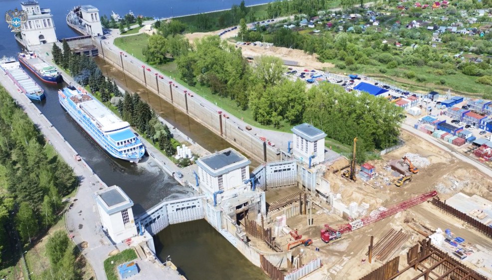 Сроки реконструкции Городецкого гидроузла перенесены еще на один год Председатель правительства России Михаил Мишустин подписал распоряжение в соответствии с которым изменяются условия контракта на выполнение работ по реконструкции Городецкого гидроузла Документ размещен на официальном портале опубликования правовых актов Как следует из текста распоряжения срок выполнения работ продлен до декабря 2027 года а срок завершения работ по строительству шлюза 15А до декабря 2026 года Ранее они было обозначены декабрем 2026 года и декабрем 2025 года соответственно Как сообщалось ранее в апреле 2024 года уже вносились корректировки в стоимость и сроки проекта правительство РФ тогда увеличило стоимость на 10 07 млрд рублей и установило продление срока выполнения работ по государственному контракту до 20 декабря 2026 года завершение в мае 2025 года работ по строительству камеры шлюза 15А Фото с сайта Ространсмодернизации