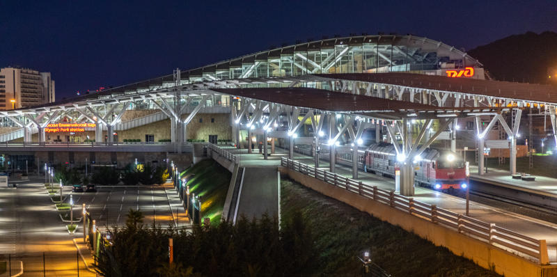 Переименовали станцию Имеретинский Курорт в станцию Сириус Станция Имеретинский Курорт в Сочи переименована в станцию Сириус распоряжением Правительства РФ   В ближайшее время наименование поменяется в железнодорожных электронных справочно информационных системах на онлайн ресурсах продажи билетов Кроме того ведём работу по переименованию вокзала Олимпийский парк в вокзал Сириус Новое название подчёркивает территориальное единство и повышает удобство пользования пассажирской инфраструктурой для жителей и гостей федеральной территории среди которых студенты учёные сотрудники компаний резидентов и участники многочисленных мероприятий в Университете Сириус Подписаться на Телеграмму РЖД Голосовать за канал Подписаться на РЖД в MAX Каналы железных дорог