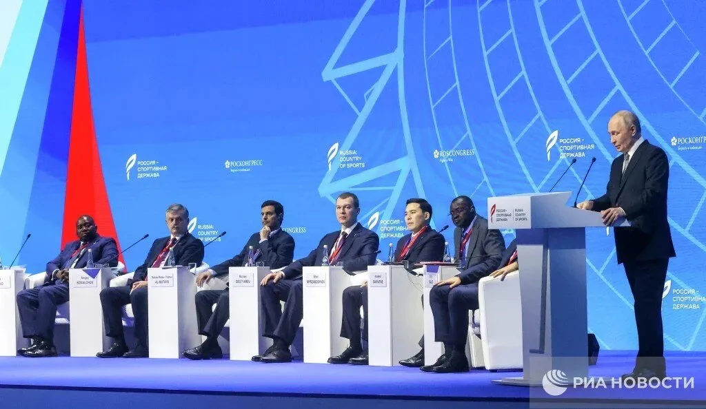 Форум Россия спортивная держава в 2026 году состоится в Красноярске Он пройдет с 21 по 23 октября сообщает пресс служба фонда Росконгресс Убежден что мероприятие этого года которое состоится в Красноярске 21 23 октября вновь подтвердит свой статус авторитетной площадки и позволит достичь новых целей как на национальном уровне так и на международной арене сказал советник президента России и ответственный секретарь оргкомитета форума Антон Кобяков Подписывайтесь на РИА Новости Спорт в Mакс