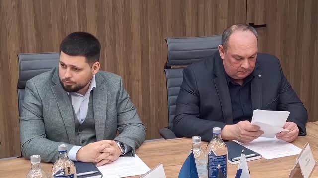 В Донецке планируют построить первый небоскрёб это будет здание высотой более 50 этажей Специализированный застройщик Линия жизни уже начал проектирование Проект назовут Донбасс сити Участок расположен в центре Донецка в Киевском районе по соседству со стадионом Донбасс Арена и центральным парком им Ленинского комсомола Площадь комплекса около 19 га На территории планируется 50 этажный бизнес центр двухэтажный общественный центр с киноконцертным комплексом выставочный комплекс и жилая застройка В проект включены детский сад на 220 мест и школа на 500 учащихся