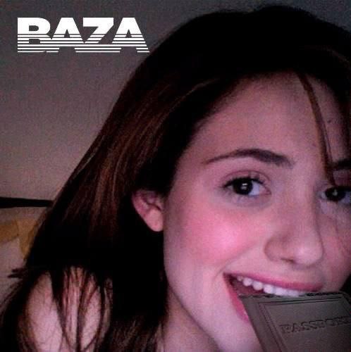 База Турецкие таможенники не попустили мурманчанку в Алании из за паспорта в зубах Дикую историю публикует тгк База в ней 35 летняя Ксения из Мурманска проходила на границе паспортный контроль с кучей сумок пакетов и чемоданом В какой то момент у девушки слетела на пол повязанная на талии рубашка Машинально Ксения зажала между губ загранпаспорт который держала в руках и потянулась поднимать кофту Когда подошла её очередь проходить контроль сотрудники отказали ей в досмотре По сообщению тгк туристке выдали предостережение за осквернение государственного символа