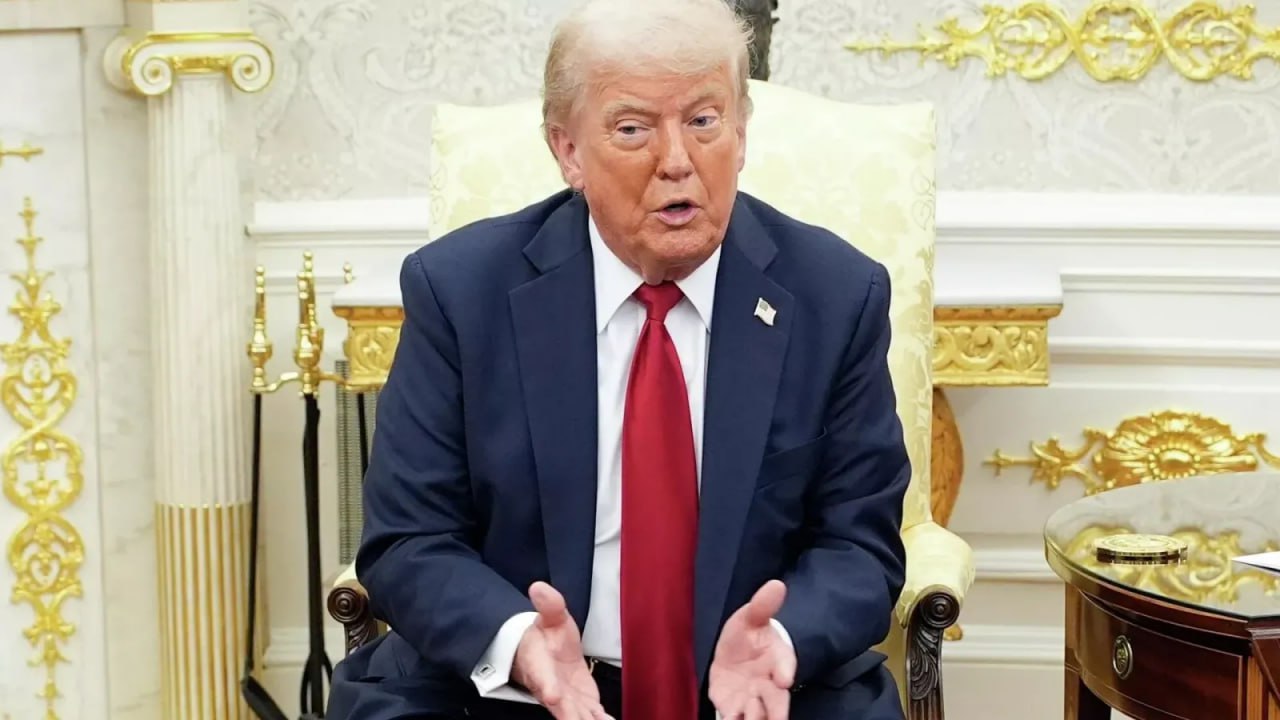 ДЕЛО ЭПШТЕЙНА   ТРАМП ПОРУЧИЛ ГЕНПРОКУРОРУ США РАССЕКРЕТИТЬ МАТЕРИАЛЫ  Президент США Дональд Трамп поручил генпрокурору Пэм Бонди рассекретить часть материалов по делу американского финансиста Джеффри Эпштейна, обвиненного в сексуальной эксплуатации несовершеннолетних.  «На основе абсурдного количества внимания, уделяемого Джеффри Эпштейну, я попросил Генерального прокурора Пэм Бонди предоставить все соответствующие показания большого жюри, с учетом одобрения суда. Это МОШЕННИЧЕСТВО, осуществляемое демократами, должно закончиться прямо сейчас»,  — написал он в своей соцсети Truth Social.  Бонди ответила ему в X:  «Президент Трамп, мы готовы завтра передать суду рассекречивание стенограмм заседания большого жюри».  Призыв главы Белого дома прозвучал после публикации The Wall Street Journal о «непристойной» открытке на 50-летие Эпштейна, автором которой газета назвала Трампа. Последний отрицает эти сведения. Он пообещал в скором времени подать в суд на WSJ и ее владельца Руперта Мердока.  Фото:   РИА Новости / Стрингер  #аврорамедиа_мир     Telegram-экосистема АВРОРА МЕДИА МЕДИА   НОВОСТИ   РЕГИОН   ЛАЙФ   СПОРТ   ГЕРЛЗ   ХАЙТЕК  ПЕРСОНЫ   ИНСАЙД   КРИМИНАЛ   МОЛОДОСТЬ   LIVE   АВРОРА МЕДИА YOUTUBE   RUTUBE