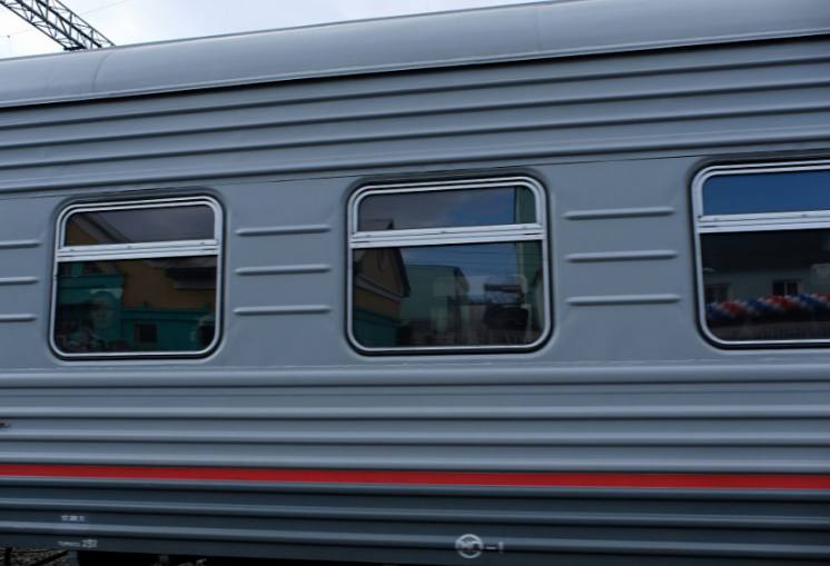 Межрегиональное преступление в Бурятии вахтовика из Красноярска пытался обобрать тюменец В Северобайкальском городском суде вынесли приговор 27 летнему жителю Тюменской области который вымогал деньги у вахтовика из Красноярска Фигурант и его знакомый узнали что 33 летний красноярец при деньгах избили его и потребовали передать им 80 тысяч рублей Транспортные полицейские сняли граждан с поезда на станции Кунерма и доставили в Северобайкальский ЛО МВД России на транспорте В ходе следствия один из обвиняемых убыл в зону проведения СВО 27 летнего жителя Тюменской области суд приговорил к двум годам лишения свободы с отбыванием наказания в исправительной колонии общего режима