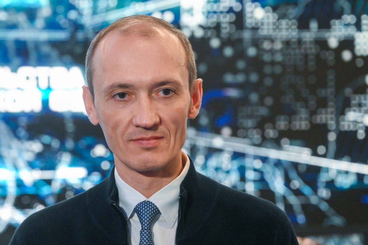 Правительство РФ призывает к внедрению ИИ во все отрасли экономики Вице-премьер Дмитрий Григоренко подчеркнул необходимость обмена опытом между российскими регионами для ускорения внедрения искусственного интеллекта ИИ . По его мнению, ИИ позволяет применять точечные технологические решения в различных отраслях экономики, однако для эффективного развития важно делиться не только успехами, но и ошибками, чтобы избежать дублирования разработок. «Мы должны и хорошее, и плохое собирать и делиться всем этим, тогда у нас не только другое качество, но и скорость искусственного интеллекта будет», — заявил Григоренко. Он также отметил, что нередко одни и те же решения в сфере ИИ разрабатываются параллельно в разных регионах, что тормозит общий прогресс. Вместе с тем, эксперты прогнозируют, что дальнейшее развитие и внедрение ИИ может привести к изменениям на рынке труда. В ближайшие годы вырастет потребность в ИТ-специалистах среднего и высокого уровня квалификации. Главное — здесь. Подписывайтесь!