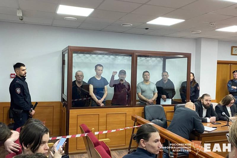 Членам марксистского кружка из Уфы вынесен приговор в окружном военном суде в Екатеринбурге Как сообщает корреспондент ЕАН осуждены башкирский депутат коммунист Курултая Башкирии Дмитрий Чувилин и его товарищи врач отоларинголог Алексей Дмитриев пенсионер Юрий Ефимов и два добровольца воевавшие в Донбассе в 2014 2015 годах бойцы батальона Призрак Павел Матисов и Ринат Буркеев Матисов до ареста являлся председателем уфимского отделения Союза добровольцев Донбасса Всем им назначены следующие сроки Дмитрий Чувилин 20 лет лишения свободы Алексей Дмитриев 20 лет лишения свободы Юрий Ефимов 18 лет лишения свободы Павел Матисов 22 года лишения свободы Ринат Буркеев 16 лет лишения свободы Членов кружка признали виновными в подготовке к насильственному захвату или удержанию власти ст 278 УК РФ в создании террористического сообщества ст 205 4 УК РФ и в приготовлении к хищению оружия ст 226 УК РФ В мае 2022 года Росфинмониторинг внес Дмитрия Чувилина Рината Буркеева Юрия Ефимова Алексея Дмитриева и Павла Матисова в перечень террористов и экстремистов ЕАН в MAX ЕАН в VK