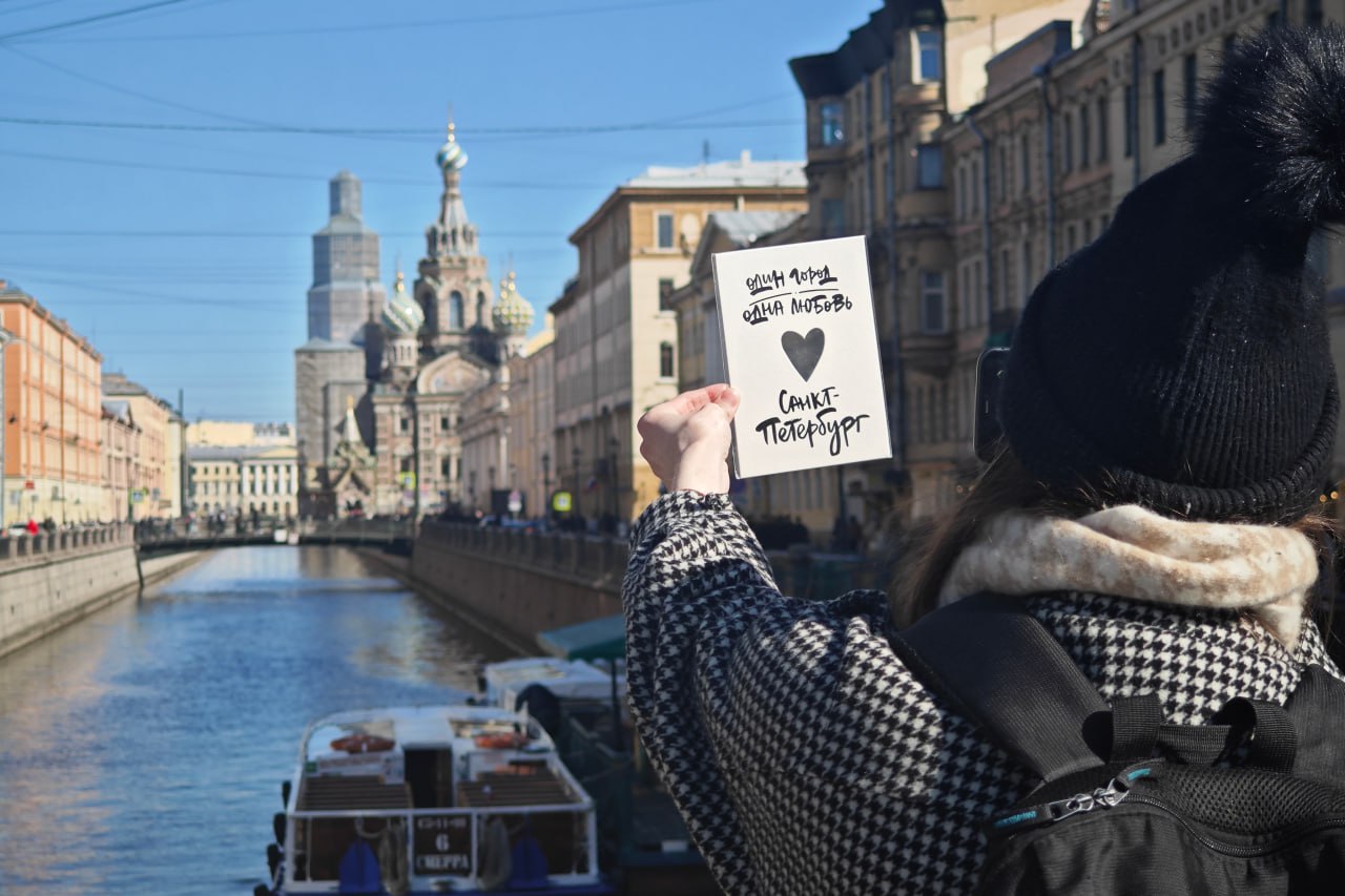 340 тысяч туристов посетили Петербург за ноябрьские праздники Больше всего туристов приехали из Москвы Ленобласти Карелии Мурманска Архангельска и Калининграда Об этом сообщила пресс служба Смольного Максимальный уровень загрузки отелей зафиксировали 1 и 2 ноября 72 73 процента что на 4 6 процентов выше чем в аналогичный период прошлого года Туристы потратили в городе за праздничные дни 14 16 миллиардов рублей рассказали в пресс службе Читай нас в MAX Подпишись на Комсомольскую правду СПб