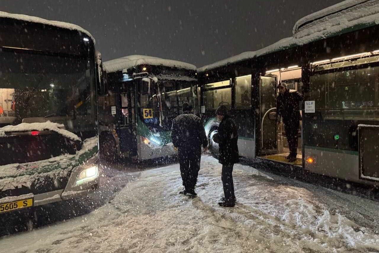 ЗАО «Ереванский автобус» уверяет, что в Ереване ни один автобус не курсирует на летних шинах. Об этом заявила пресс-секретарь ЗАО «Ереванский автобус» Гегам Асатарян, комментируя активные обсуждения этого вопроса в интернете.  «Ни один автобус ЗАО „Ереванский автобус“ не курсирует на летних шинах. Только в период с октября по декабрь были заменены шины на около 600 автобусов на всесезонные. Это однозначный факт, который давно установлен», — подчеркнул Асатарян.  Он также добавил, что в некоторых местах водители общественного транспорта, проявляя высокую заботу и сознательность, просто не выезжали на маршрут в условиях сильного снега и гололеда, чтобы не подвергать опасности наших граждан. Э  та информация была также зафиксирована на страницах некоторых коллег в Facebook.