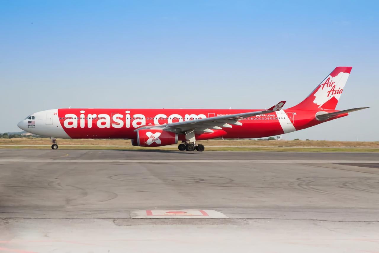 Лоукостер AirAsia собирается запустить рейсы между Бангкоком и Москвой в течение ближайших шести месяцев Буквально вчера моя команда сообщила что нашла самолеты которые позволят нам летать в Россию Сейчас мы работаем со страховыми компаниями решая вопросы оплаты сказал председатель правления авиакомпании Тони Фернандес на полях международного туристического форума Tourise который проходит в Эр Рияде tripfarearea RU Подпишись