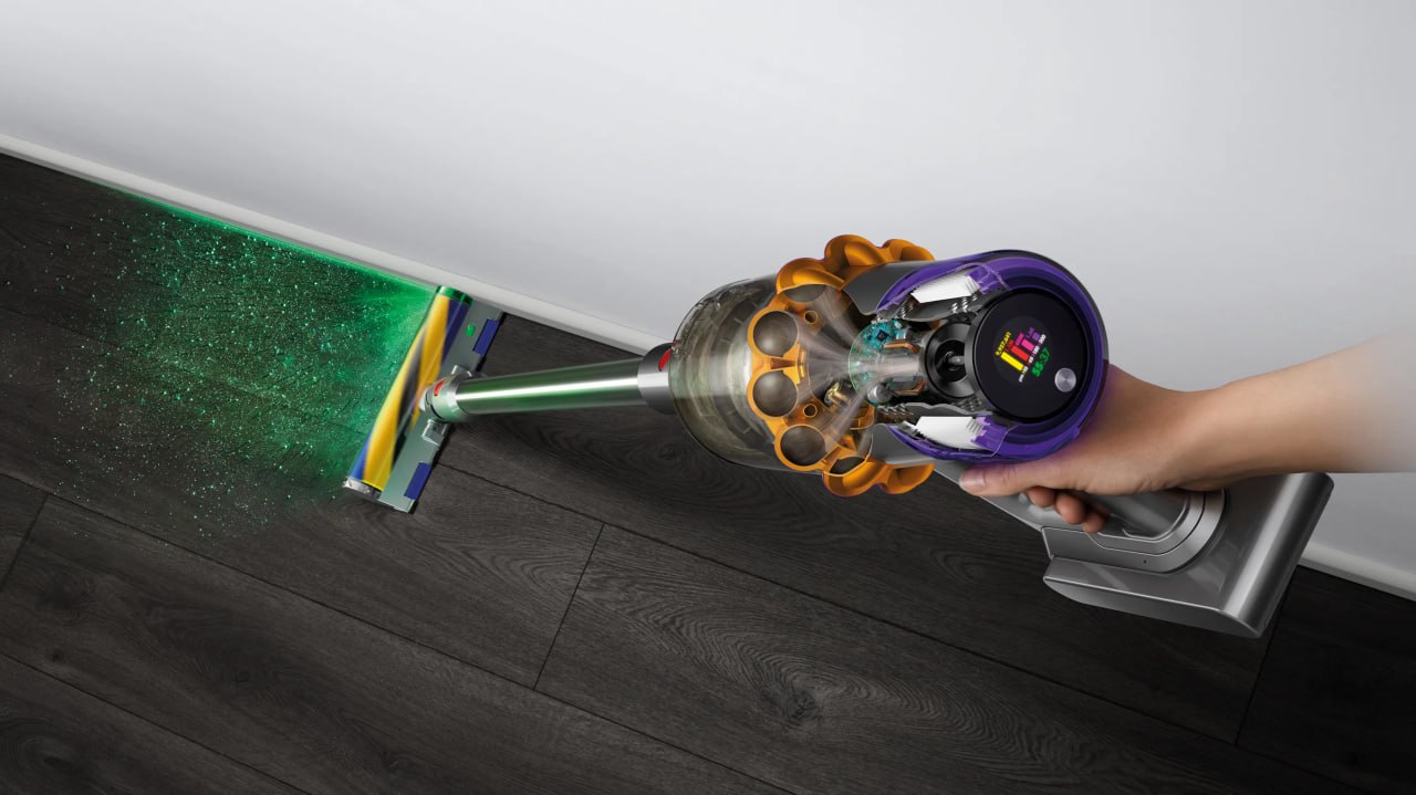 Пылесосы Dyson массово выходят из строя из-за истощения аккумуляторов, которые служат всего 2-3 года.   Оригинальные батареи сложно найти в России после ухода дистрибьютора, и многие владельцы, купившие пылесосы в 2022–2023 годах по цене 30–40 тысяч рублей, теперь сталкиваются с проблемами.   На рынке преобладают дешёвые китайские подделки, которые быстро выходят из строя. Россияне вынуждены заказывать оригиналы за границей за примерно 15 тысяч рублей, но даже при установке они могут служить недолго. Официальных сервисных центров Dyson в России нет, а гарантия продавцов обычно составляет два-три года — как раз в период окончания срока службы аккумуляторов.