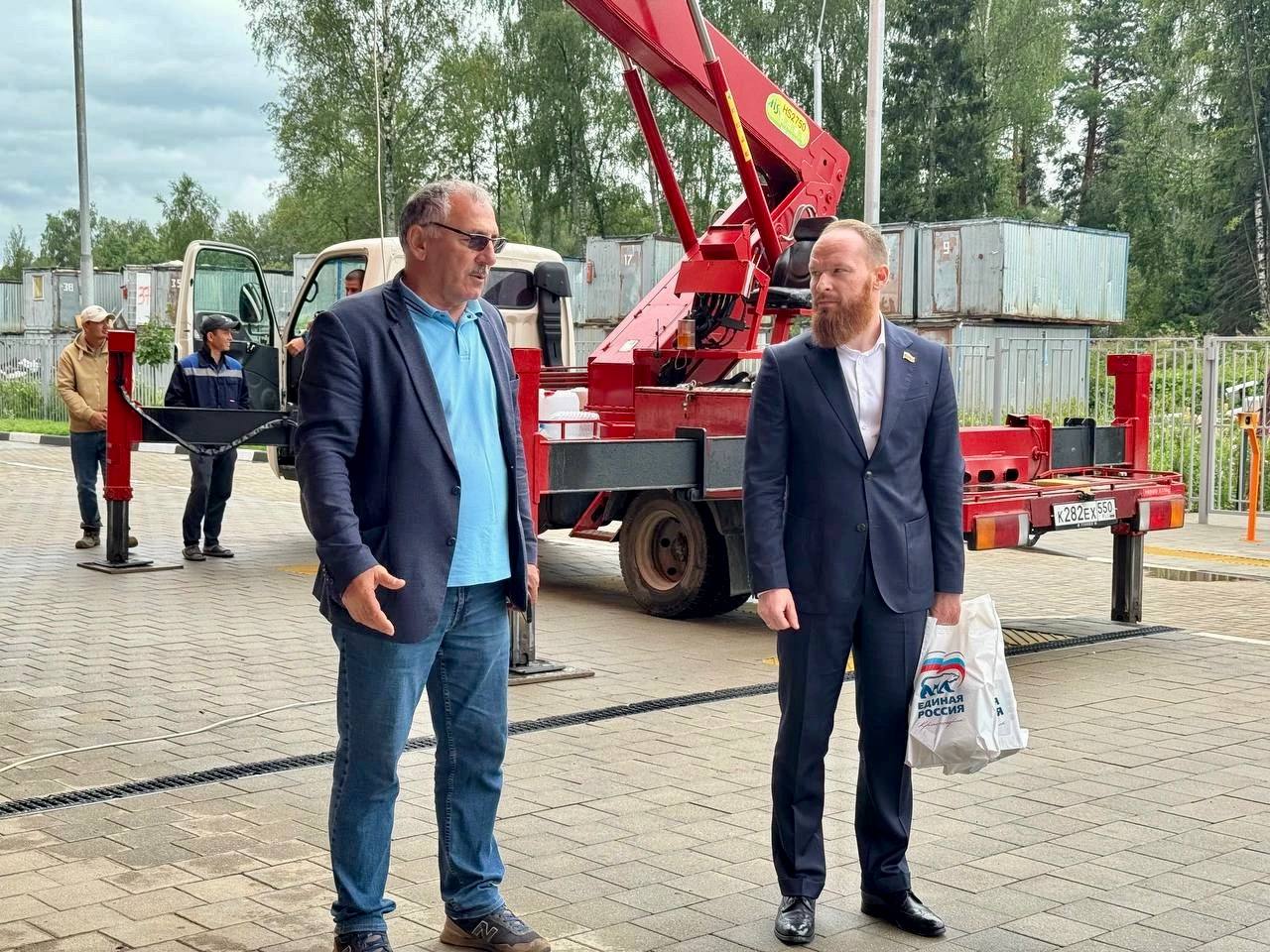 Новая школа на 550 мест откроется в ЖК «Лесобережный»   Замруководителя фракции Единой России в СД Артур Бадретдинов посетил школу в рамках партпроекта «Новая школа», акции «Родительская приёмка». Он осмотрел учебные классы и кабинеты специалистов, спортивный и актовый залы, медицинский пункт, пищеблок.  «Очень хороший проект. Много мягкой мебели. Понравился актовый зал, достаточно большой, много оборудования, даже диско-шар есть. Также хочу отметить пищеблок, в котором будет осуществляться полный цикл готовки», —  прокомментировал депутат.   Новый корпус гимназии рассчитан на 550 мест. Сейчас продолжается приём детей на предстоящий учебный год. Параллельно рабочие вносят финальные штрихи: убирают, докрашивают, расставляют мебель.  «Строительная часть полностью завершена. На 100% готовы тепловая система, вентиляционная, кондиционирование, электроосвещение, наружное благоустройство, малые архитектурные формы», —  отметил директор управления перспективного строительства АО «Крокус» Магомед Магомедрагимов.  Строителям Бадретдинов выразил особую благодарность за труд и самоотдачу. По случаю Дня строителя от местного отделения Единой России мастерам вручили подарки.  #ЕдинаяРоссия #ЕР50 #Подмосковье #ЕРПоздравляет #ДеньСтроителя #РодительскаяПриемка #НароднаяПрограммаЕР #ЕРПроекты #НоваяШкола #ЕРКрасногорск