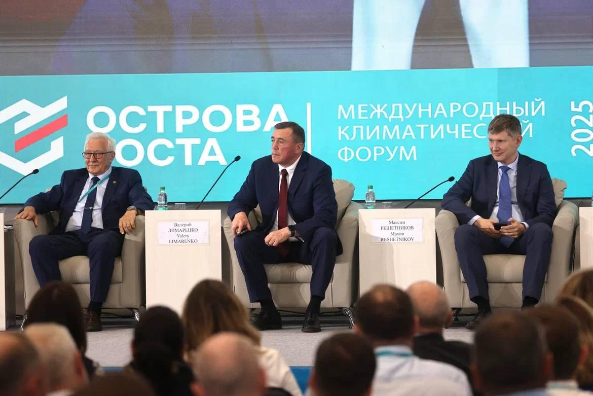 Сахалинская область первой в стране достигла углеродной нейтральности  Об этом сообщил губернатор Валерий Лимаренко на пленарном заседании «Россия - на пути к низкоуглеродному будущему» на международном форуме «Острова устойчивого развития: климатический аспект».  «Поручение Президента выполнено досрочно. Сахалинская область достигла углеродной нейтральности первой из российских регионов. При этом валовой региональный продукт вырос на 30 процентов, регион поднялся на 4 строчку в рейтинге инвестиционной привлекательности. При росте экономики сократились объемы  выбросов парниковых газов», — сказал Валерий Лимаренко.  ———    :     Прислать нам новость:
