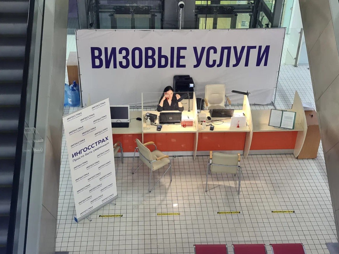 Журналисты «кремлёвского пула» смогли получить визы США Сегодня РИА Новости опубликовало материал о том, что почти все журналисты «кремлевского пула», которые отправляются на Аляску освещать встречу Владимира Путина и Дональда Трампа, получили визы США. Американское посольство в Москве оформило для них однократные журналистские визы типа I. Срок действия — до ноября. Ранее российским журналистам часто выдавали визы с ограничениями. Например, в сентябре 2023 года пресса, сопровождавшая Сергея Лаврова на Генассамблею ООН, получила визы типа C2. Они позволяли въезд в США только для «немедленного и непрерывного транзита в штаб-квартиру ООН». Фото: Олег Золото / MR7