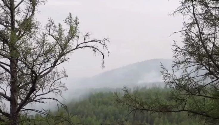 Пожар около Шишкино вновь разгорелся из-за ветра Локализованный пожар около села Шишкино в Читинском округе начал вновь распространяться из-за сильного ветра. Сейчас пламя тушат около 100 лесных пожарных и авиация. Об этом 9 июня сообщается в Telegram-канале губернатора Забайкалья Александра Осипова. - Тушить этот пожар по-прежнему сложно. Осадков нет, почва сухая. На неделе пожар локализовали, но вчера поднялся ветер и огонь перекинулся через минполосу, - отметил глава региона. По его словам, сейчас пожарные окарауливают кромку возгорания и прокладывают дополнительные минполосы.