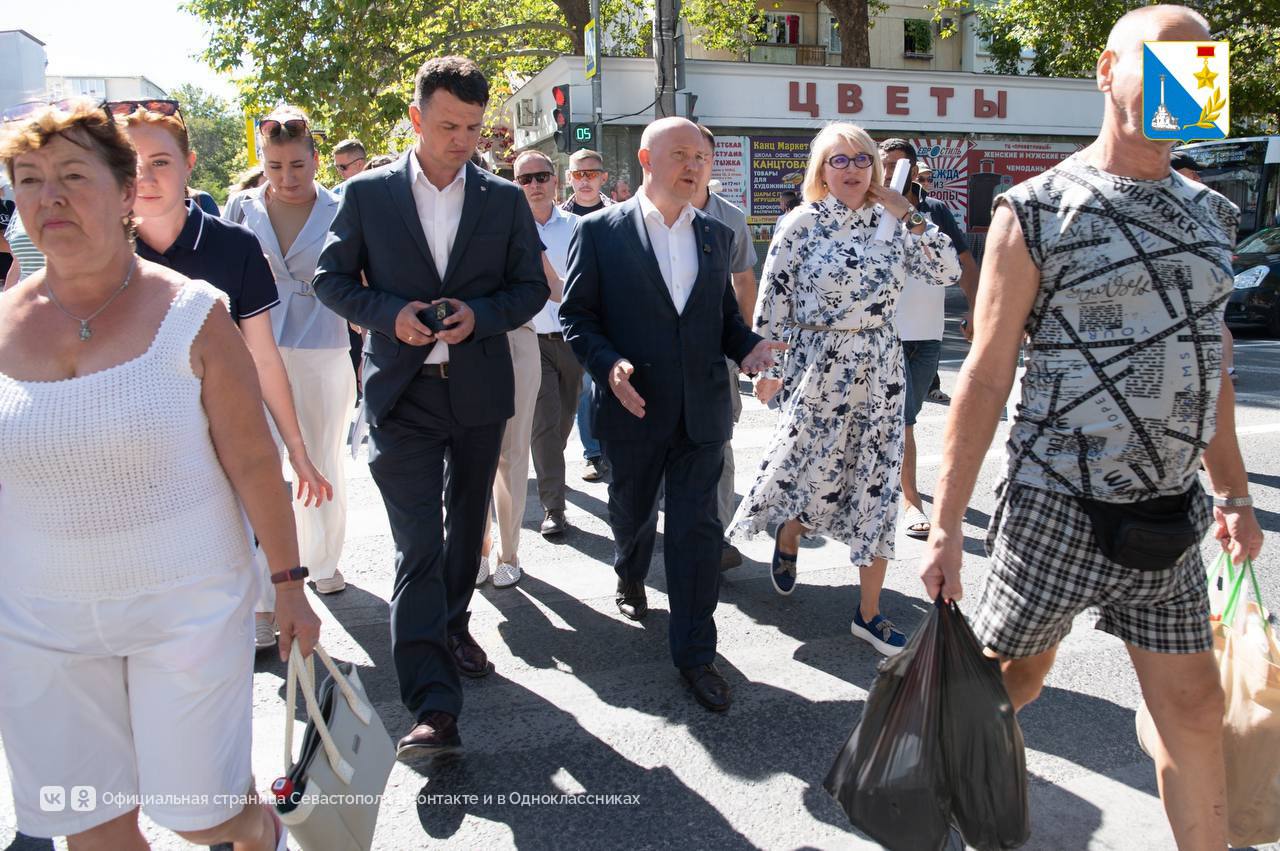 Михаил Развожаев продолжает рабочие поездки по городу.   Сегодня глава города проинспектировал объекты по проспекту Генерала Острякова, по которым у жителей накопилось много вопросов: благоустройство общественных пространств, состояние внутриквартальных дорог, дворов, подвалов.   Подробно — на странице губернатора.   Правительство Севастополя