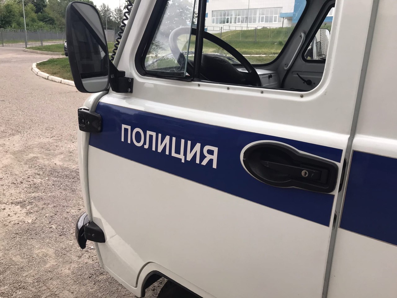 В Курске задержали 52-летнюю наркозакладчицу. Женщину сдали полиции местные жители, которые видели, как она оставляла запрещенные вещества в тайниках по улицам Верхней Луговой и Запольной. Люди подробно описали стражам порядка внешность злоумышленницы, одежду и особые приметы. В итоге закладчицу узнали в ходе обхода территории. С собой у неё обнаружили расфасованные порции наркотиков. Сейчас курянка находится под следствием. Курская Telega / Прислать новость