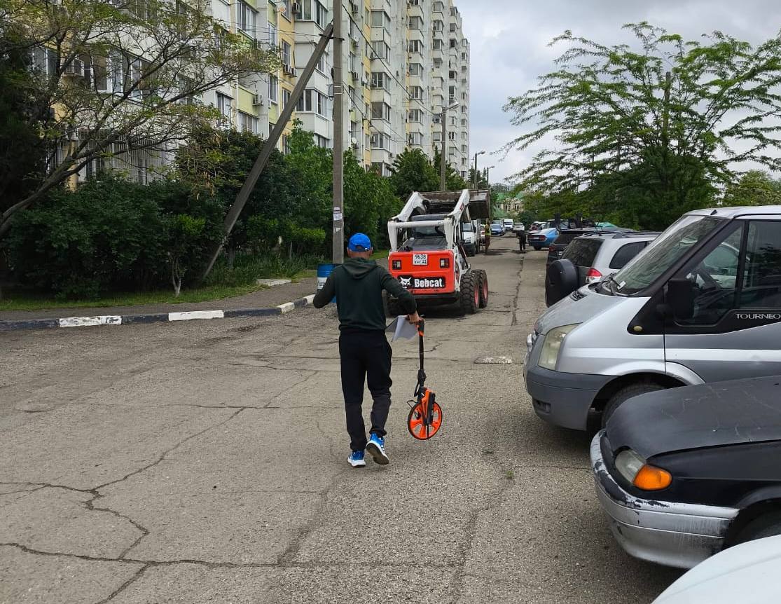 В Западном округе проводятся работы по благоустройству Подрядная организация администрации округа приступила к работам по ремонту внутриквартального проезда вблизи дома № 51 по улице Рождественская Набережная. Сейчас проводятся подготовительные работы для укладки асфальта. Просим жителей микрорайона с пониманием отнестись к временным неудобствам и по возможности убрать транспортные средства в зоне проведения работ на период их выполнения.
