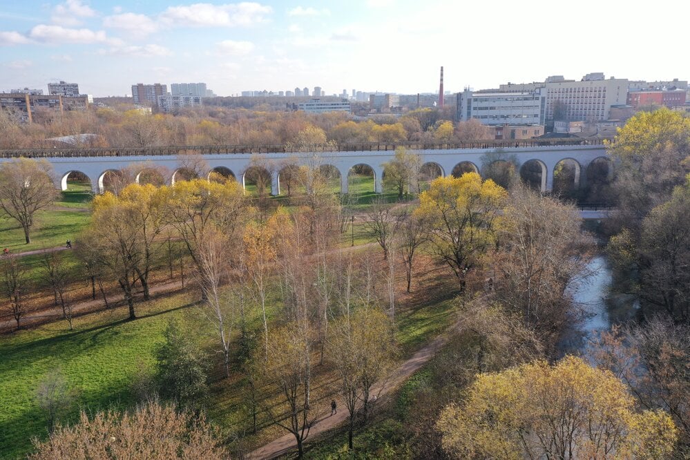 В Москве обновят и отреставрируют Ростокинский акведук, завершить работы планируется в третьем квартале 2025 года, сообщил мэр столицы Сергей Собянин.  В частности, предстоит расчистка облицовки фасадов и лестниц с их последующей реставрацией, замена повреждённых деревянных конструкций навеса и кровли, реставрация беседок-павильонов и укрепление кладки. Запланирована замена инженерного оборудования, включая гидроизоляцию, обновление водоприёмных колодцев и имитации водотока, а также укрепление конструкций моста, уточняется в сообщении.  Ростокинский акведук, построенный в 1779-1785 годах, был частью первого Екатерининского  Мытищинского  водопровода. В 1902 году водопровод был модернизирован, вода по нему поступала в столицу до 1962 года. После на протяжении нескольких десятилетий он служил опорой для теплотрассы. В 2007 году его переделали в пешеходный мост.  Фото: Агентство "Москва"