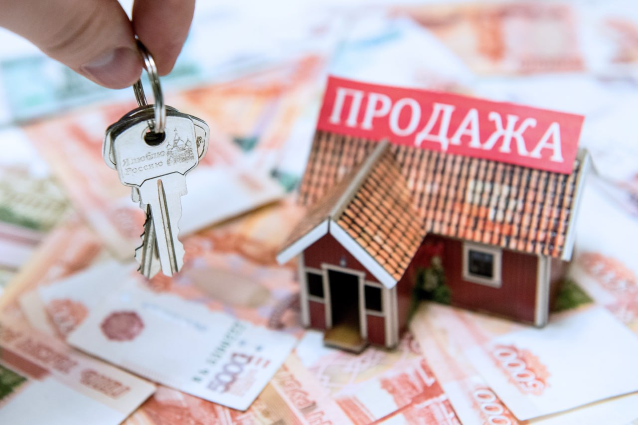 В Узбекистане хотят запретить наличные расчёты при покупке и продаже жилья В Узбекистане рассматривается возможность введения запрета на использование наличных денежных средств при совершении сделок купли-продажи недвижимости. На прошедшем восьмом пленарном заседании первый заместитель председателя Налогового комитета Мубин Мирзаев озвучил инициативу, согласно которой все операции, связанные с покупкой и продажей жилья, должны осуществляться исключительно в безналичной форме через банковские учреждения. По его словам, такой шаг направлен на снижение доли теневой экономики и повышение прозрачности финансовых операций. Мирзаев подчеркнул, что целый ряд государств уже ставит перед собой задачу полного перехода на безналичные расчёты к 2030 году. По его словам, Узбекистан также движется в этом направлении, начиная с самых масштабных по суммам операций — сделок с недвижимостью. На сегодняшний день, как отметил он, большинство сделок в сфере жилой недвижимости проводится с использованием наличных денег. В рамках новой инициативы расчёты будут возможны только через банки, с полным соблюдением законодательных процедур и в легальной форме. Проект постановления по данному вопросу уже прошёл согласование с профильными министерствами и ведомствами и в настоящее время направлен на рассмотрение в Администрацию президента Telegram / Facebook / Instagram / LinkedIn