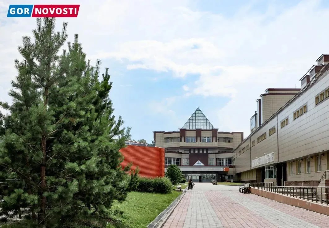 В Красноярске СФУ поднялся на 22-е место в рейтинге лучших вузов России  Сибирский федеральный университет вошёл в рейтинг лучших вузов России RAEX-100. Об этом сообщили в аккаунте вуза:  «Это один маленький пункт в рейтинге, но гигантский скачок для всего университета!» — поделились радостью в телеграм-канале СФУ.  Рейтинг 100 лучших вузов России представляет собой интегральную оценку качества подготовки выпускников университета, которая определяется количественными параметрами их образовательной и научно-исследовательской деятельности. Также на место в рейтинге влияют мнения работодателей, представителей академических и научных кругов, а также выпускников и студентов. Теперь СФУ занимает 22-ю строчку.  В разрезе направлений СФУ сохранил 18-е место по уровню научно-исследовательской деятельности и поднялся на 16-е место по уровню востребованности выпускников. В направлении «Условия для получения качественного образования» университет перепрыгнул с 28 на 26-е место.   Фото: Дмитрий Шабалин