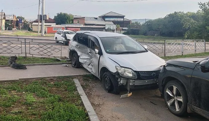В Улан Удэ осудят двух водителей по вине которых погибла 18 летняя девушка Авария произошла летом прошлого года Как установило следствие в ночь на 20 августа 17 летний пьяный подросток угнал машину у родственницы и на высокой скорости поехал по ул Трубачеева В этот момент 39 летний водитель такси выполнял поворот и не убедившись в безопасности маневра выехал на встречку Машины столкнулись В результате аварии 18 летняя пассажирка такси впала в кому и вскоре скончалась в больнице Уголовное дело направили в суд для рассмотрения по существу сообщили в Следкоме Бурятии arigus