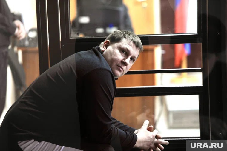 Адвоката задержанного за передачу взятки отправили в СИЗО В изоляторе он пробудет два месяца до начала апреля Суд принял такое решение чтобы Абрамовских не сбежал якобы у него есть возможности и средства уехать из страны А еще подозреваемый может быть причастен к другим коррупционным эпизодам Адвокат изначально проходил по делу ранее арестованного Урычева по некоторым данным последний и сдал Абрамовских в рамках сделки со следствием После силовики провели очную ставку и получили разрешение на обыск в его квартире денег там не нашли Подписаться   Мы в MAX