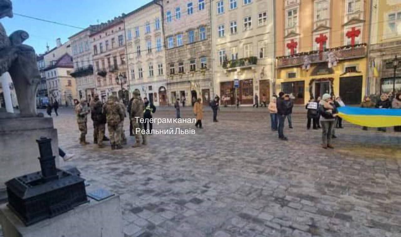 Украинские СМИ: во Львове военкомы забрали начальника городского управления образования прямо возле Ратуши  В ходе утренней сессии горсовета ТЦК организовал проверку, когда чиновники заходили на работу, а депутаты прибывали на заседание.