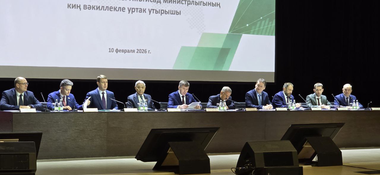 Валовой региональный продукт республики превысил 5 трлн 730 млрд рублей  О макроэкономических показателях Республики Татарстан рассказал Вице прьмьер министр экономики Республики Татарстан Мидхат Шагиахметов на итоговой коллегии ведомства  По итогам 2025 года валовой региональный продукт республики превысил 5 трлн 730 млрд рублей при темпе роста 102 9 Основнои вклад в рост экономики в 2025 году обеспечили обрабатывающие производства прежде всего предприятия нефтехимии и ОПК а также резиденты особых экономических зон промышленных парков и территории опережающего развития вклад которых в общии объем промышленного производства республики составил более 20  Рост экономики также обеспечен за счет увеличения объе мов сельскохозяи ственнои продукции умереннои потребительскои активности в условиях сокращения потребительского кредитования роста доходов населения увеличения туристического потока Важный вклад в развитие всех отраслей внесли предприятия малого и среднего бизнеса и в целом инвестиционная активность предприятий и организаций реализация государственных программ и нацпроектов с учетом которых объемы строительных работ сохранены на уровне прошлого года Подробнее на сайте Минэкономики РТ МинэкономикиРТ Татарстан МЭРТ merttatarstan Шагиахметов МидхатШагиахметов Коллегия