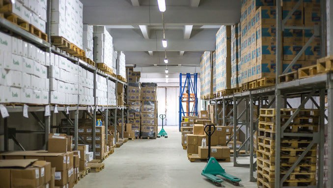 Складская недвижимость в Узбекистане Итоги 2025 года от CMWP Uzbekistan В 2025 году в Узбекистане вырос объём качественного складского предложения на рынок выходят полноценные девелоперские проекты в формате built to suit в его классическом понимании а также начинает активно развиваться модель built to lease CMWP Uzbekistan консалтинговая компания в коммерческой недвижимости любезно поделилась с редакцией Logistan своим видением итогов года в складской недвижимости Объём складских площадей в 2025 году в Узбекистане достиг 634 тыс кв м Основная доля складской инфраструктуры находится в Ташкенте и Ташкентской области и составляет 72 5 460 тыс кв м от общего стока страны в то время как остальные регионы представляют лишь 175 тыс кв м В 2025 году было введено 71 200 кв м что на 46 7 ниже показателей ввода предыдущего года Вместе с тем текущий год характеризуется значительным количеством анонсированных проектов среди которых ключевыми являются Silk Way PTC и DP World В материале раскрываются такие пункты как Объем и новый ввод Средняя ставка Форматы и классы Выводы  Полный текст статьи Что происходило со складкой недвижимостью в Узбекистане Итоги 2025 года Logistan info Логистика Склады и терминалы