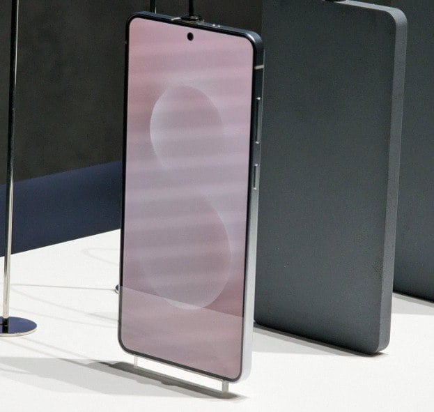Samsung представил — ультратонкий флагман с мощной камерой Galaxy S25 Edge — самый тонкий смартфон в линейке Galaxy S, толщина всего 5,85 мм. Официальный анонс ожидается 13 мая 2025 года, а глобальный запуск намечен на 30 мая. Основные характеристики: • Дисплей: 6,7" AMOLED с разрешением 3120×1440 пикселей и частотой обновления 120 Гц • Процессор: Snapdragon 8 Elite — потянет современные игры в высоких настройках и в многозадачности не просядет • ОЗУ: 12 ГБ • Память: 256 ГБ / 512 ГБ • Камеры: - Основная: 200 МП с оптической стабилизацией - Ультраширокая: 12 МП - Фронтальная: 12 МП • Батарея: 3900 мА·ч с поддержкой быстрой зарядки 25 Вт • Материалы: титановая рамка, стекло Gorilla Glass Victus 2 сзади и Gorilla Glass Ceramic 2 спереди. Устойчив к падениям и царапинам • Защита: IP68 — выдерживает погружение в воду Ожидаемые цены: 256 ГБ: около €1249 512 ГБ: около €1369 Как думаете Samsung Galaxy S25 Edge: стоит ли своих денег?