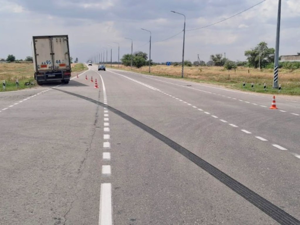 В Новоселицком округе велосипедистка погибла в ДТП По предварительным данным, 7 июля примерно в 13:30 на автодороге «Александровское – Новоселицкое – Будённовск» велосипедистка пересекала перекресток неравнозначных дорог, не предоставила преимущества в движении грузовому автомобилю «МАН», в результате чего произошло столкновение. С травмами 47-летняя местная жительница была доставлена в медицинское учреждение, где впоследствии скончалась. Установлено, что за рулем большегруза находился 63-летний житель города Лермонтова, стаж вождения которого более 20 лет, злостным нарушителем ПДД не является. Детальные обстоятельства дорожно-транспортного происшествия устанавливаются. Информация и фото: ГАИ