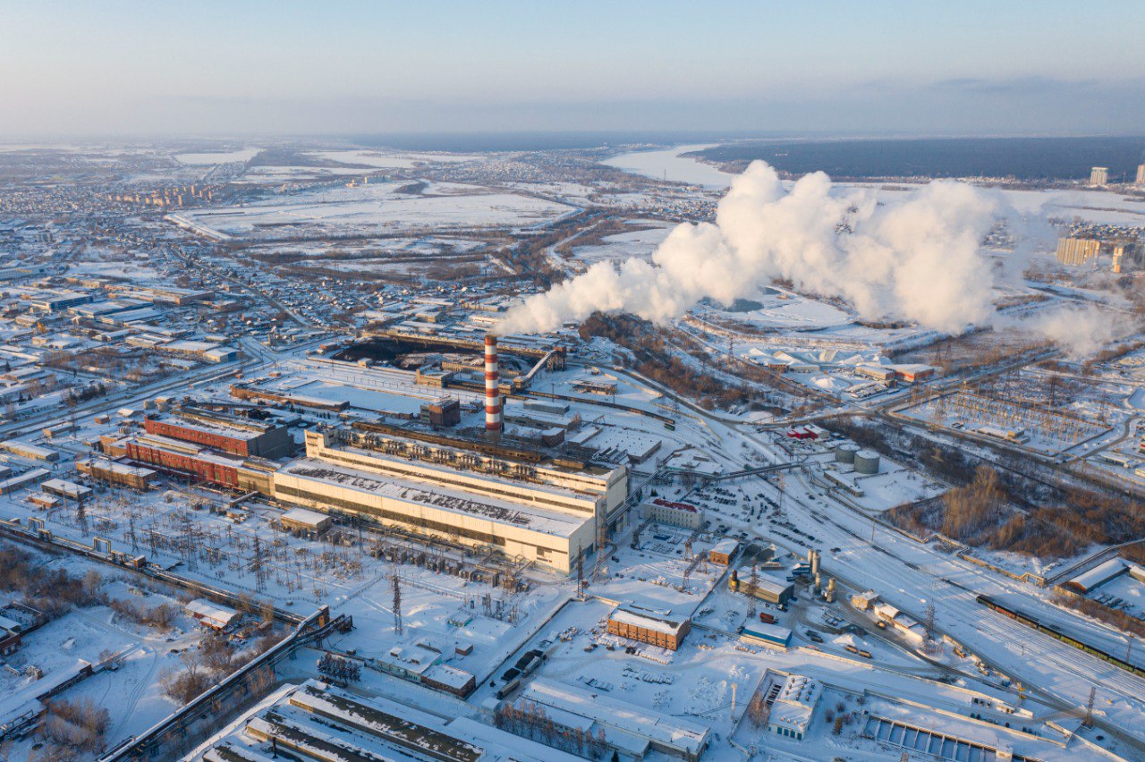 СГК вложит в новый котел Новосибирской ТЭЦ 3 порядка 24 млрд рублей К концу 2029 года СГК выполнит в Новосибирске новый масштабный проект строительство котла и электрофильтра на ТЭЦ 3 Это будет первый ввод в строй новых теплогенерирующих мощностей города за постсоветский период Станция уже начала подготовку строительства Новосибирская ТЭЦ 3 по заявке СГК в ноябре 2025 года прошла отбор модернизации генерирующего оборудования ТЭЦ это один из 14 ти проектов планируемых к реализации на федеральном рынке по программе КОММод 2029 На Новосибирской ТЭЦ 3 планируется установка нового котла 15 и электрофильтра В программу КОММод 2029 наряду с Новосибирской ТЭЦ 3 включена еще одна станция СГК Рефтинская ГРЭС где планируется замена турбины 2 генератора и существующего золоулавливающего оборудования на рукавные фильтры КОММод конкурентный отбор проектов модернизации программа обновления тепловых электростанций с целью повысить надёжность оборудования уменьшить топливные расходы Один из основных критериев отбора проектов наиболее низкая себестоимость Новое оборудование должно начать работу с 1 декабря 2029 года Капитальные затраты на проект по предварительным данным СО ЕЭС составят 24 млрд 430 4 млн рублей