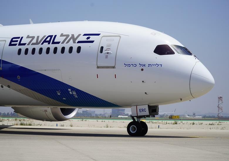 Авиакомпания El Al Israel Airlines запретила брать на борт ручную кладь. Нововведение касается пассажиров с билетами по тарифу Lite, распространяется на все направления и вступает в силу сегодня. Сумки, рюкзаки и чемоданы весом до 8 кг придется сдать в багаж без доплат . Исключение делается только для медикаментов, необходимых во время полета, документов, ценных предметов и других вещей, которые могут понадобиться в самолете. При этом члены клуба постоянных пассажиров со статусом SL и выше могут взять в салон ручную кладь при наличии свободных мест на багажных полках. «Обновление политики направлено на оптимизацию процесса сдачи ручной клади, чтобы обеспечить отправление рейса вовремя и с максимальным комфортом. Мы подчеркиваем, что цена билета не изменилась», – говорится в сообщении перевозчика.