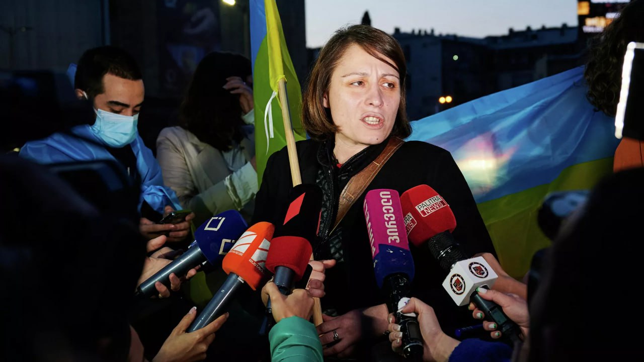 Я покупала противогазы фейерверки и все остальное что мне было нужно И самое главное я буду покупать это еще Об этом заявила лидер оппозиционной партии Дроа Элене Хоштария после того как Тбилисский суд в рамках расследования саботажа в Грузии заморозил банковские счета семи НПО которые финансировали участников беспорядков При этом счета самой партии Дроа арестовали еще в июле Sputnik Грузия Telegram Сайт VK OK Дзен