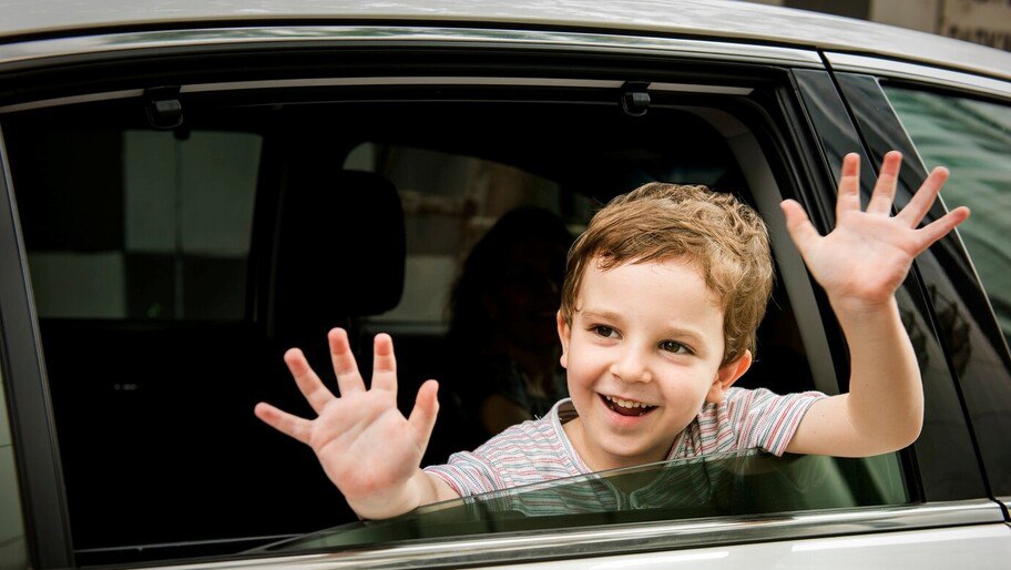 В Херсонской области разработали 8 автомобильных туристических маршрутов Министерство курортов и туризма Херсонской области разработало восемь автомобильных туристических маршрутов которые введены в электронную систему Эталон Недавно в рамках нового туристического маршрута Азовская Жемчужина регион посетили около 50 видеоблогеров из разных уголков России Гостям провели экскурсию по зоопарку и дендропарку Аскании Нова а также обзорную экскурсию по объекту историко культурного наследия в селе Чкалово бывший Дорнбург водонапорной башне построенной семейством Фальц Фейн в 19 веке и прилегающему рукотворному озеру сообщили ХАН в пресс службе ведомства   Подписаться