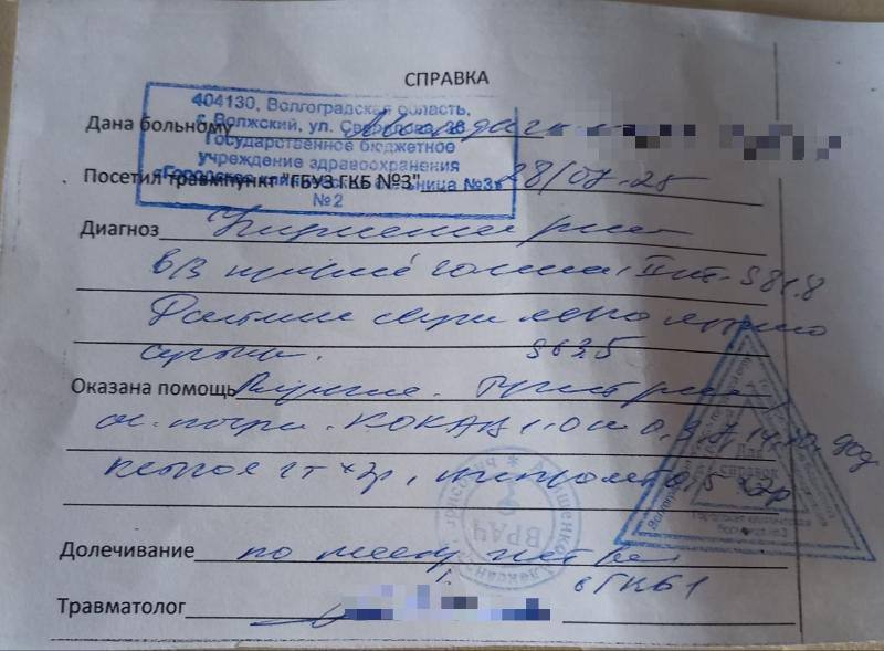 Прохожий безучастно наблюдал, как женщину грызли собаки  В редакцию «Блокнот» обратилась жительница посёлка Краснооктябрьский Нина М., ставшая жертвой нападения двух собак. Инцидент произошёл 28 июля на улице Луганской, 3.   По словам пострадавшей, одна из собак была бездомной, а вторая принадлежала местному жителю Анатолию.  "Анатолий, хозяин, был рядом, когда меня рвали собаки, и даже не помог отогнать их, а спокойно сидел на скамейке", — рассказывает Нина Баязитовна.  Истекая кровью, женщина смогла добраться до поликлиники, где ей оказали первую помощь. После этого Нину Баязитовну направили в травмпункт, где ей назначили курс уколов и перевязок.    ЧП Волжский - подписаться      Написать нам  Чат - перейти