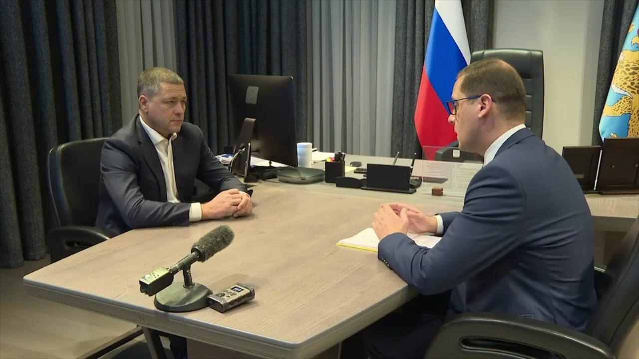 Реализацию национальных проектов в сфере экономики обсудили на рабочей встрече губернатор Михаил Ведерников и министр экономического развития Псковской области Андрей Михеев В этом году поддержка предпринимательства интегрирована в президентский нацпроект Эффективная и конкурентная экономика Уже более 500 предпринимателей воспользовались услугами центра Мой бизнес Выделены дополнительные приоритетные группы поддержки это участники СВО а также члены их семей Они смогут получить микрозайм по льготной ставке под 2 Также для них проводятся различные образовательные мероприятия Активная помощь оказывается и экспортерам по национальному проекту Международная кооперация и экспорт В октябре состоялась бизнес миссия в Абхазию запланировано еще три международных мероприятия Здесь должны быть абсолютно предметные встречи Потенциально реализуемые договоренности Потому что самое главное результат чтобы была кооперация было взаимодействие Михаил Ведерников губернатор Псковской области Когда наш бизнес увидит что руководство республики заинтересовано мы запланируем обязательно мероприятия чтобы из первых уст наши предприниматели могли услышать про экономику Республики Абхазия О тех приоритетах которые могут быть интересны я думаю это даст тоже хороший импульс для двусторонних договоренностей Андрей Михеев министр экономического развития Псковской области