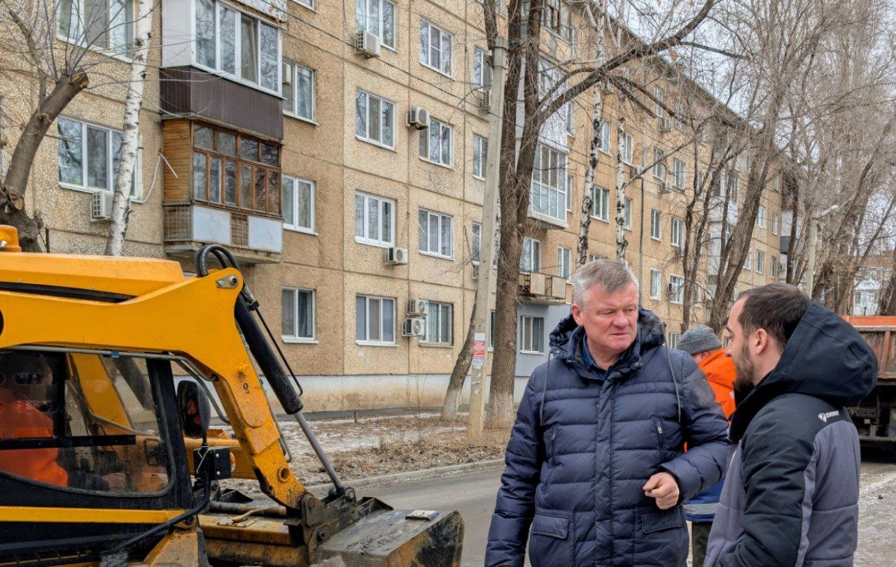 Провёл объезд общественных территорий: коммунальное предприятие должно быть готово к изменению погодных условий    В утренние часы провел объезд общественных территорий Энгельсского района. В настоящее время в работе задействованы 46 единиц специализированной техники и 26 сотрудников МКУ «Городское хозяйство». На данный момент осуществляется уборка наледи в прилотковых зонах дорог и обработка противогололедными материалами тротуаров и пешеходных зон.     Согласно прогнозам синоптиков, в течение дня ожидается выпадение снега. В связи с этим, коммунальные службы должны быть готовыми к увеличению объема работ.   Поручил подготовить дополнительные бригады и технику в резерв для оперативного реагирования на ухудшение погодных условий.    Руководителю коммунального предприятия и председателю комитета ЖКХ следует организовать мониторинг состояния улиц и тротуаров в течение дня.     Особое внимание должно быть уделено подходным путям к остановочным пунктам и движению транспорта. Главы муниципальных образований должны обеспечить контроль за подъездными путями к населенным пунктам.   Данные меры обеспечат безопасность дорожного движения и комфорт пешеходов.