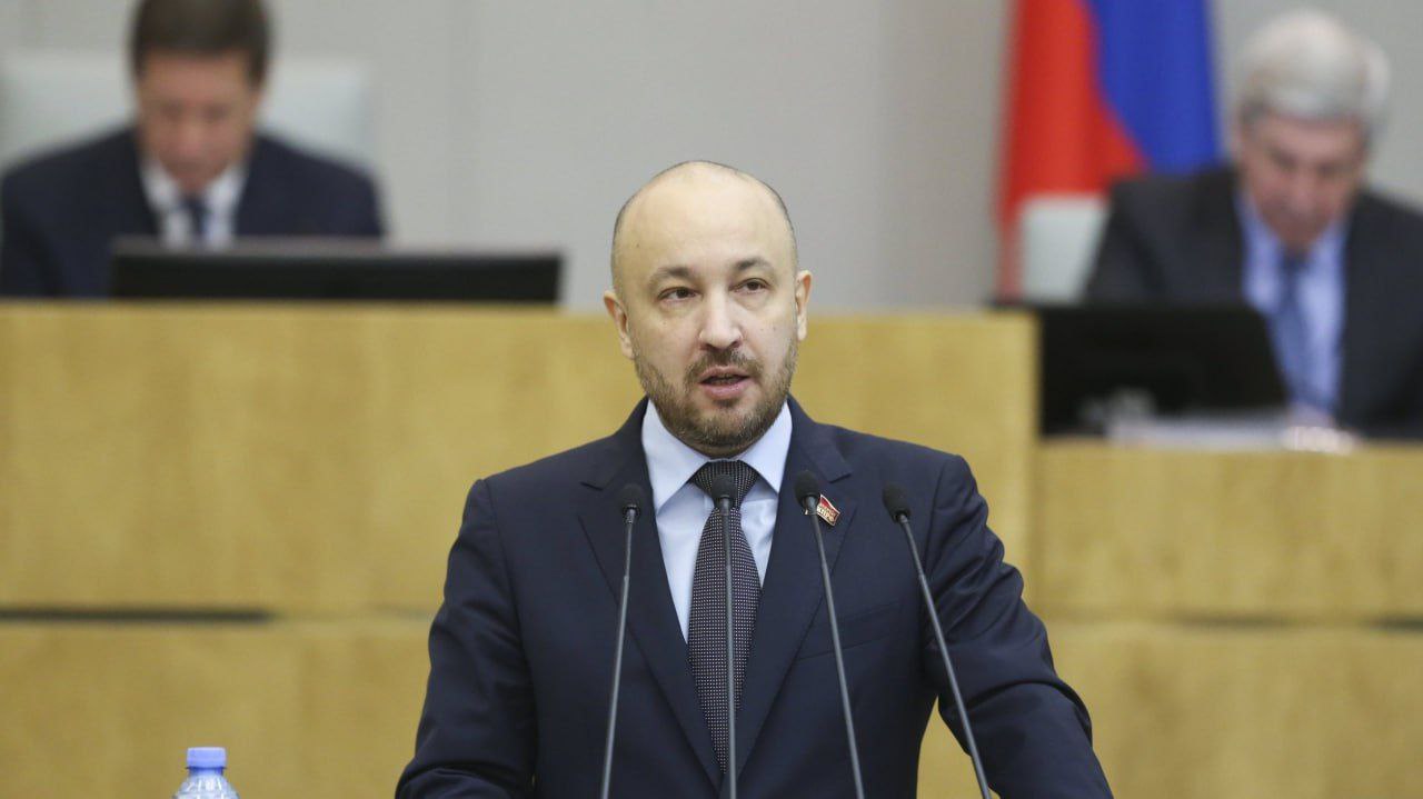 Аудитором Счетной палаты от КПРФ будет Щапов Фракция КПРФ в Госдуме предложила назначить аудитором Счетной палаты первого замглавы комитета по бюджету и налогам Михаила Щапова. Об этом «Ведомостям» сообщили два собеседника в Госдуме. Щапов сменит Сергея Штогрина, назначенного в сентябре 2019 года на второй шестилетний срок. Щапов был избран в Госдуму в 2021 году по иркутскому одномандатному округу. Он очень системный человек, который в сложной политической ситуации в Иркутской области всегда выбирал правильную сторону, говорит политолог Константин Калачев. Политолог Александр Кынев предположил, что пост в СП был предложен Щапову «в ходе торга», так как у коммуниста «было мало шансов переизбраться по округу». По словам источника «Ведомостей», округ КПРФ потеряет. Госдума Подпишитесь на «Ведомости»
