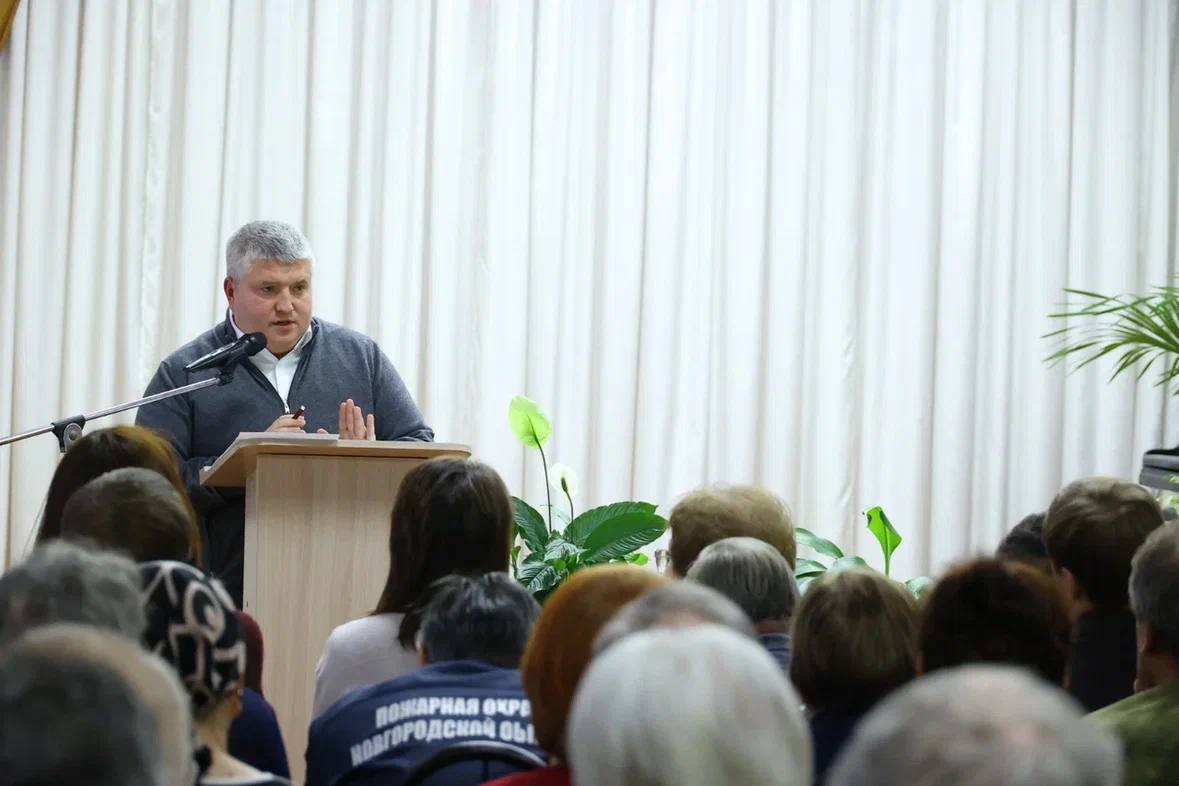 Ремонт дорог и газификацию обсуждали на встрече губернатора с жителями Мошенского округа Губернатор Новгородской области Александр Дронов встретился с жителями Мошенского округа Один из вопросов касался состояния дороги от школы села Мошенское до деревни Мельник На эти цели будет выделено более 11 млн рублей Волнует жителей и состояние улицы 9 Января в Мошенском Эта дорога удобна и востребована у жителей В 2025 году начался ее ремонт в 2026 году в рамках практики инициативного бюджетирования Дорога к дому работы будут завершены На встрече также поднимался вопрос оказания жителям округа медицинской помощи В 2026 году начнется капремонт поликлиники которая относится к Боровичской ЦРБ Планируется её переоснащение в рамках нацпроекта Продолжительная и активная жизнь Работа должна быть выполнена до конца года Прозвучал вопрос и о перспективах дальнейшей газификации округа За 2024 2025 годы в Мошенском округе газифицировали три населённых пункта село Мошенское деревня Мельник деревня Меглецы 360 домовладений Семь многоквартирных домов и четыре котельные переведены на природный газ Округ продолжает участвовать в региональной программе газификации В этом году газ придёт в деревню Ласичиха