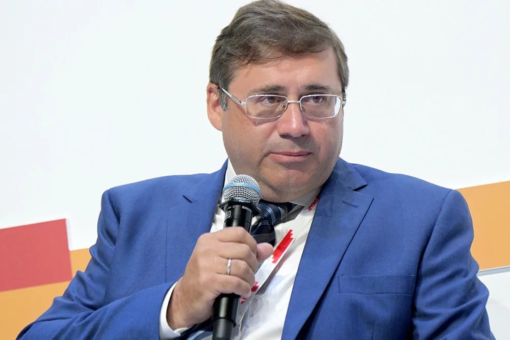 Паевые фонды и акции майнинговых компаний скоро могут появиться на бирже считает председатель набсовета Московской биржи Сергей Швецов Мне кажется как экспортирующая энергетику страна мы заинтересованы в майнинге Более того у нас страна очень большая и есть куча месторождений где сжигается попутный газ потому что экономически нецелесообразно тянуть трубу Есть куча энергетических мощностей которые не находят своего потребителя в силу разных причин Конечно и там где дефицит энергии майнинг осуществляется за счет дотированного электричества что неправильно Но если здесь навести минимальный контроль то от майнинга Россия может очень сильно выиграть Я думаю что на бирже скоро появятся и паевые фонды и акции компаний которые промышленно делают майнинг используя энергетические ресурсы различных регионов где есть достаточно электричества это очень правильная вещь добавил он jkinvest news jkinvest