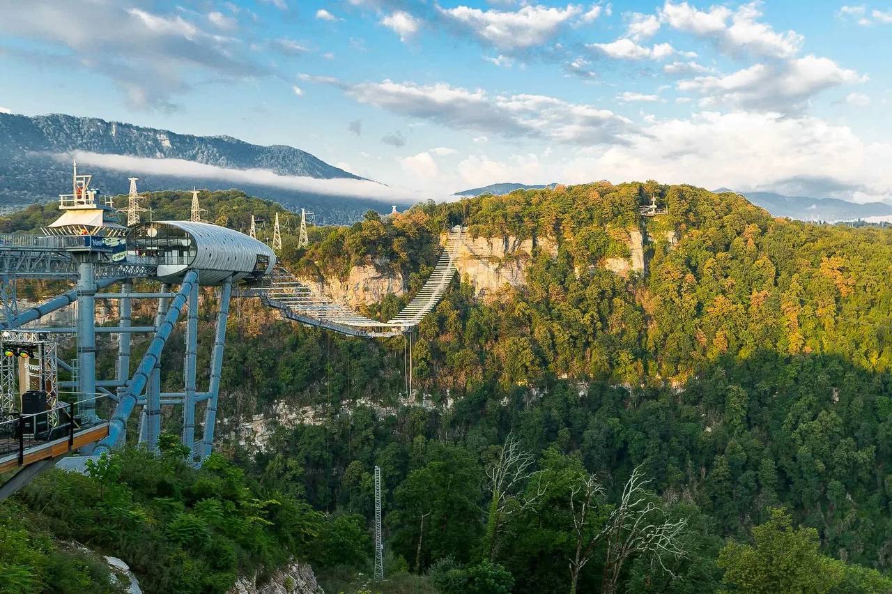 Мужчина разбился в парке развлечений Skypark Sochi. В понедельник, 21 июля, в «Скайпарке» произошел трагичный случай - один из гостей перелез через ограждение моста и упал с него. На месте работают правоохранительные органы.