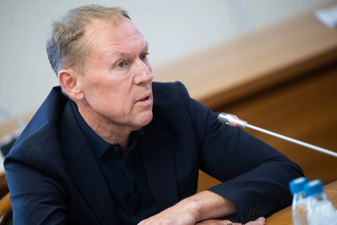 Андрей Луговой: нужен системный контроль за прокатными удостоверениями и контентом иностранных платформ Замруководителя фракции ЛДПР в Госдуме Андрей Луговой призвал к ужесточению подходов при выдаче прокатных удостоверений и регулировании кинопродукции, особенно на зарубежных онлайн-платформах. По мнению парламентария, необходимо реагировать не только на очевидные нарушения, но и на более тонкие формы подмены смыслов и искажения исторических фактов. «Последние события говорят о том, что всё равно какие-то меры сдерживания при выдаче прокатных удостоверений необходимы. Фильмы вроде «Игры шпионов» просачиваются и появляются на всех платформах. На искажения исторической правды, более тонкие вещи,необходимо также обращать внимание. Мы должны начать совместную работу в этом направлении», — отметил Андрей Луговой. Ольга Любимова подтвердила, что одним из ключевых требований при выдаче прокатных удостоверений станет соответствие кинокартин базовым традиционным ценностям, закреплённым в 809-м указе Президента.
