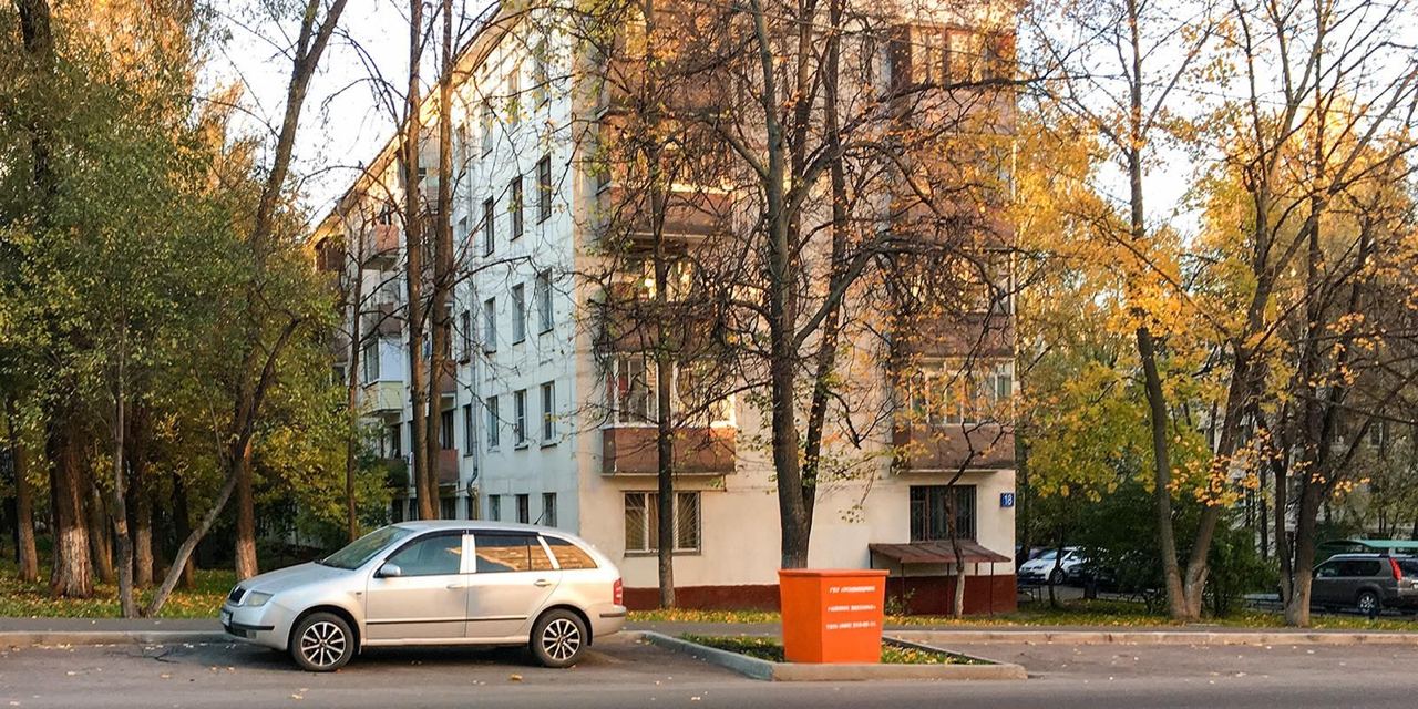 На улицах Москвы появились ярко-оранжевые контейнеры с противогололедным материалом — щебнем размером от двух до пяти миллиметров. Они расположены возле остановок общественного транспорта, московских городских вокзалов, подземных переходов, на тротуарах и у социальных объектов. Благодаря этому специалисты смогут оперативно обрабатывать пешеходные зоны во время непогоды.     -канал «Город Москва».